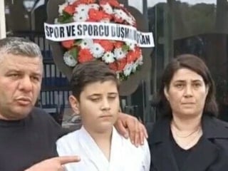 Aydın'da milli karateci belediye kulübünden kovulunca babası siyah çelenk bıraktı