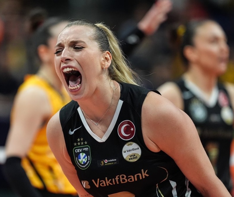 Cansu Özbay: Türk kadını her zaman en yukarıda olmayı hak ediyor