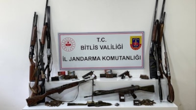 Bitlis’te 20 adrese yapılan baskınlarda çok sayıda silah ele geçirildi