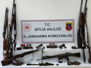 Bitlis’te 20 adrese yapılan baskınlarda çok sayıda silah ele geçirildi