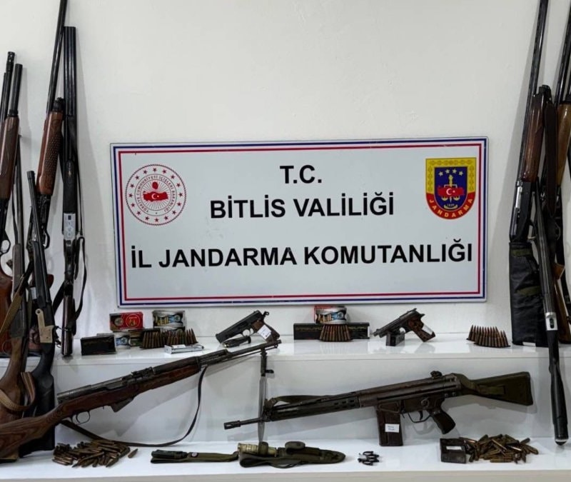Bitlis’te 20 adrese yapılan baskınlarda çok sayıda silah ele geçirildi