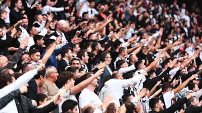 Beşiktaş tribünlerinden istifa tezahüratları