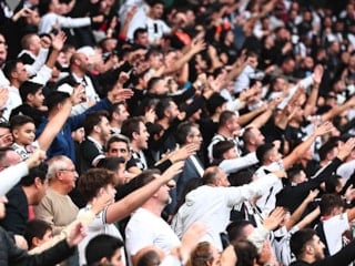 Beşiktaş tribünlerinden istifa tezahüratları