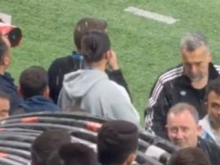 Sergen Yalçın'a tribünden şişeler atıldı
