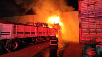 Şanlıurfa'da tır garajında korkutan yangın