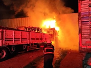 Şanlıurfa'da tır garajında korkutan yangın