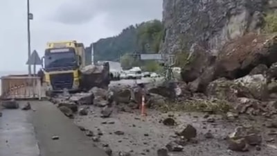 Artvin'de Sarp Sınır Kapısı yolunda heyelan