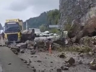 Artvin'de Sarp Sınır Kapısı yolunda heyelan