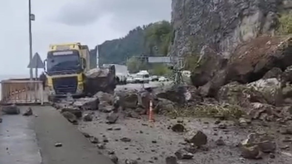 Artvin'de Sarp Sınır Kapısı yolunda heyelan