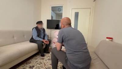 IBAN’ını arkadaşıyla paylaştı: Babasıyla birlikte hapse girdi