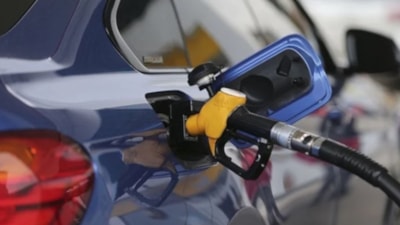 Benzine zam, otogaza indirim: Pompaya yansıyacak