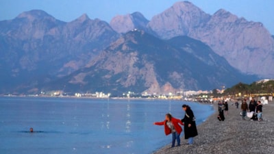 Antalya'da Hıdırellez dilekleri suya atıldı