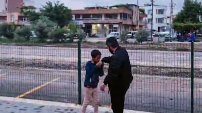 Adana'da kendisini ezilmekten kurtaran vatandaşın elini öptü