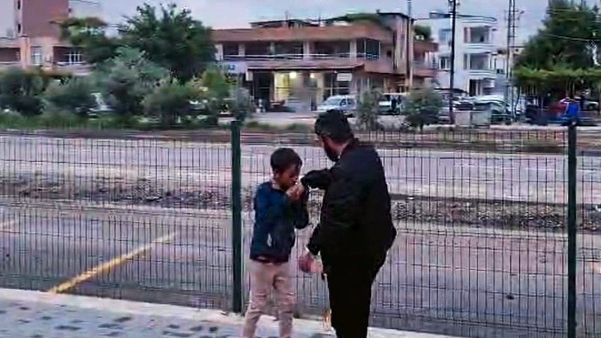 Adana'da kendisini ezilmekten kurtaran vatandaşın elini öptü