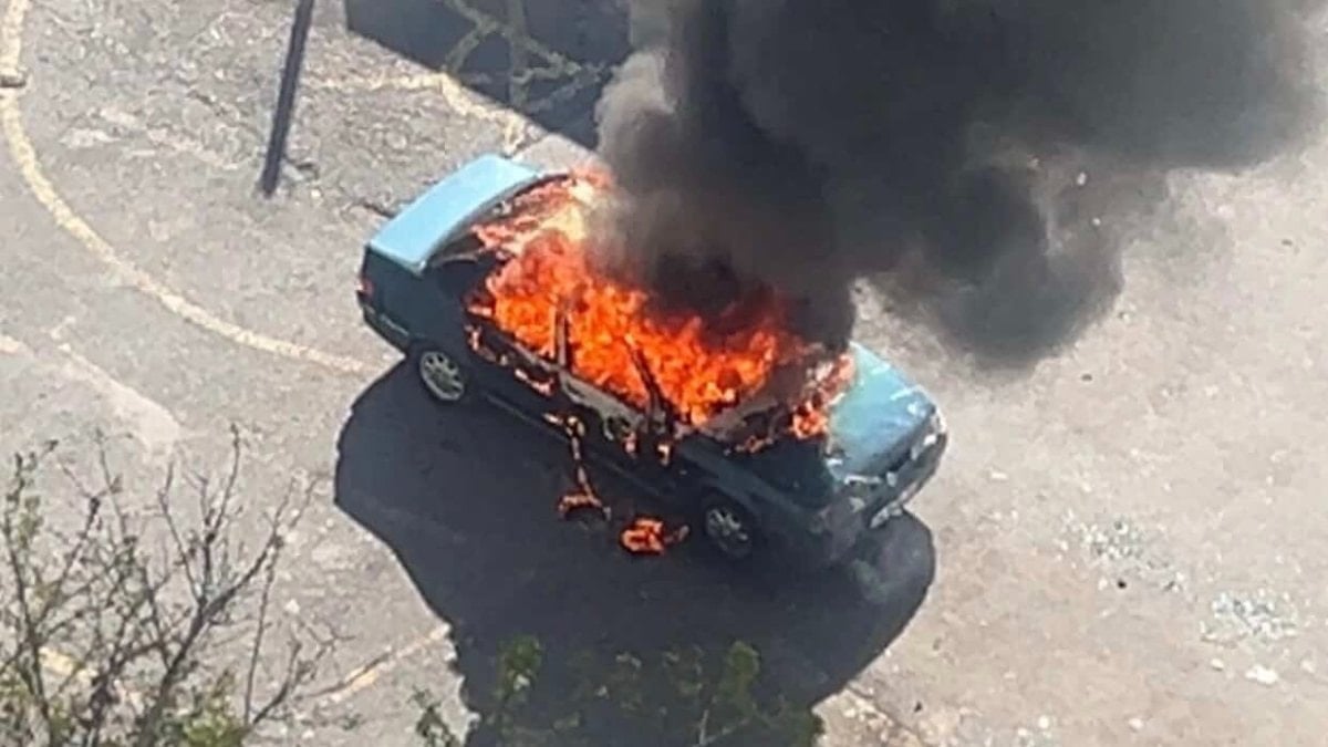 İstanbul'da park halindeki otomobil alev topuna döndü