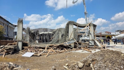 Düzce'de inşatta beton dökülürken kalıbın çökmesi sonucu 1 işçi yaralandı