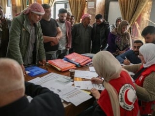 Suriye'de Kürt vatandaşlarına kimlik verilmeye başlandı