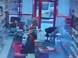 Bursa'da markette fenalaştı: Jandarmanın kalp masajı ile kurtuldu