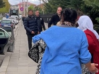 Bolu'da tanığın verdiği ifadeyi beğenmeyen sanığın yakınları, hırsını gazetecilerden çıkardı