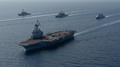 Fransız uçak gemisi Charles de Gaulle Kızıldeniz'e ilerliyor