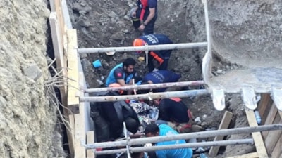 Hatay’da göçük altında kalan işçi yaralı kurtarıldı