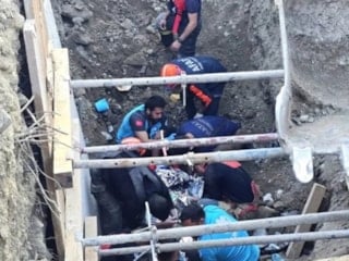 Hatay’da göçük altında kalan işçi yaralı kurtarıldı