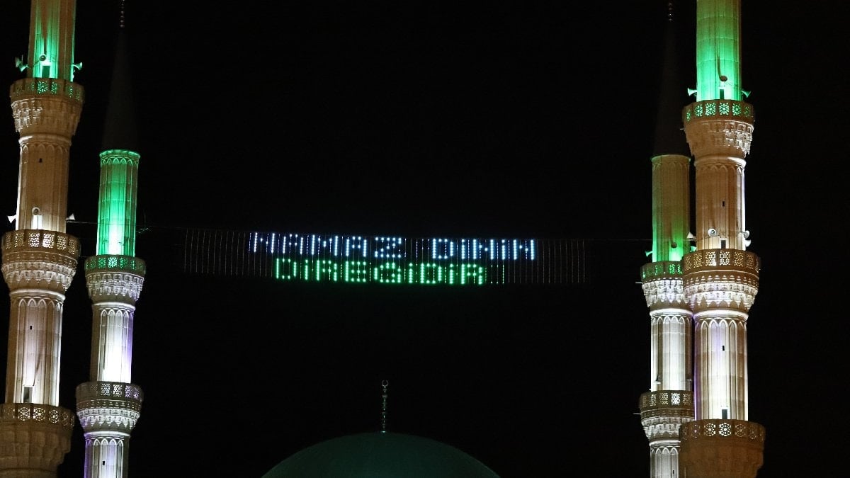 Iğdır Merkez Ulu Camii'ne dijital mahya asıldı