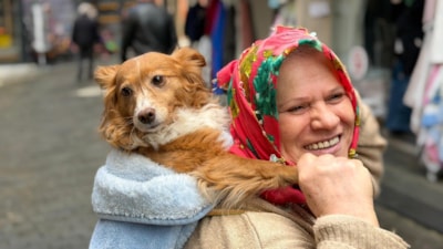 Trabzon'da köpeğiyle çarşı pazar geziyor
