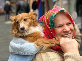 Trabzon'da köpeğiyle çarşı pazar geziyor