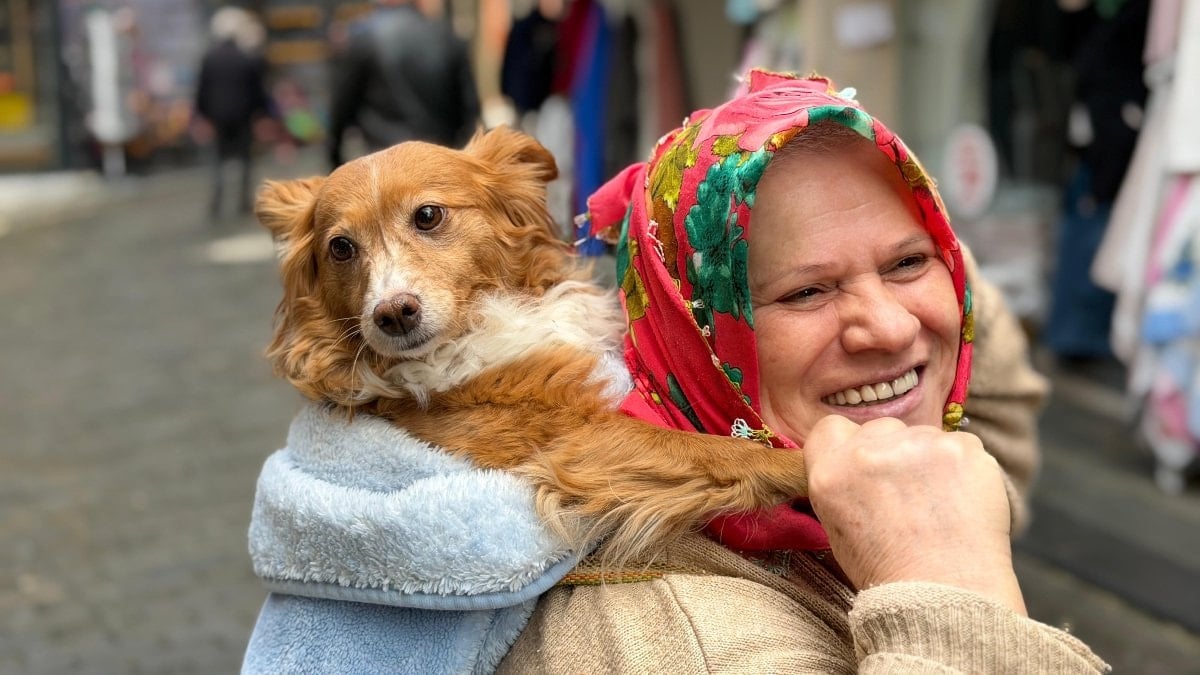 Trabzon'da köpeğiyle çarşı pazar geziyor