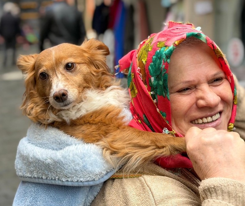 Trabzon'da köpeğiyle çarşı pazar geziyor