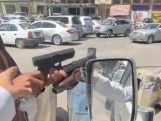 Yemen'de sıradan bir sokak satıcısı: Trafikte silah pazarlığı