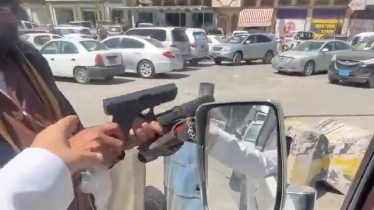 Yemen'de sıradan bir sokak satıcısı: Trafikte silah pazarlığı