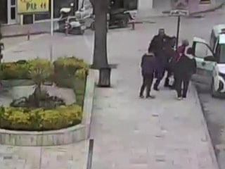 Amasya'da nefes alamayınca polis otosunun önüne geldi: Polisler Heimlich ile hayatını kurtardı
