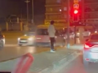 Bursa'da ters şeride giren araç, trafiği kilitledi