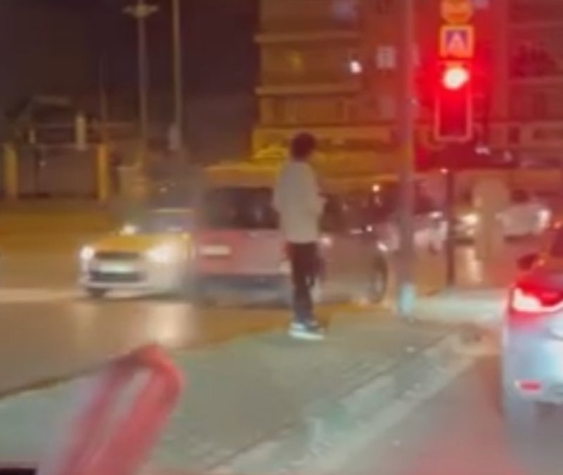 Bursa'da ters şeride giren araç, trafiği kilitledi