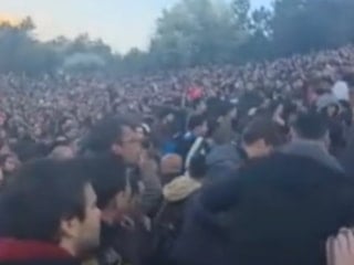 ODTÜ’de İlkay Akkaya konserinde Türk bayrağı açan gençlere saldırı