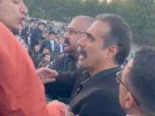 ODTÜ'de Türk bayrağı açan öğrencilere saldıran adam