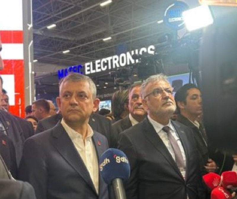 Özgür Özel, SAHA 2026 Fuarı'nda: Yıldırımhan'ın önünde poz verdi