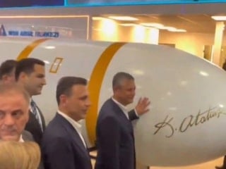 Özgür Özel, SAHA 2026 Fuarı'nda: Yıldırımhan'ın önünde poz verdi