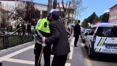 Bingöl’de kendisini yolun karşısına geçiren trafik polisini yanaklarından öptü