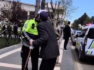 Bingöl’de kendisini yolun karşısına geçiren trafik polisini yanaklarından öptü