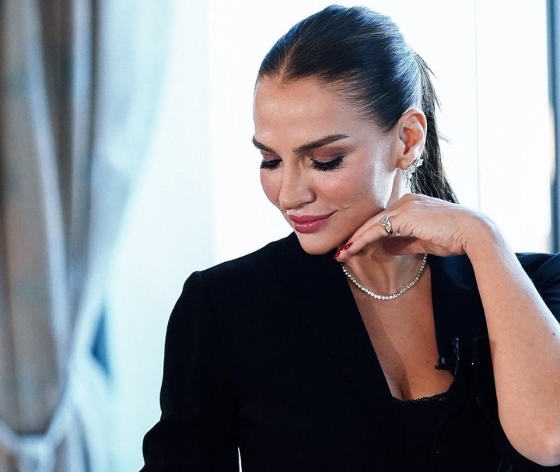 Ebru Akel, Hailey Bieber ile pişti oldu