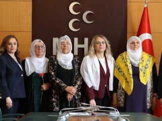 "Barış Anneleri"nden MHP'ye ziyaret: Beyaz tülbent hediyesine sarı tülbentle karşılık