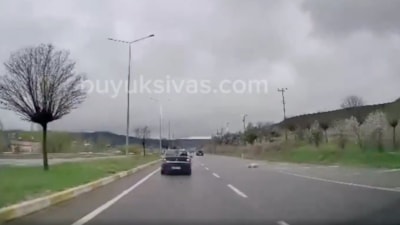 Aniden yola atlayan köpek, araca çarptı: Kıl payı kurtuldu