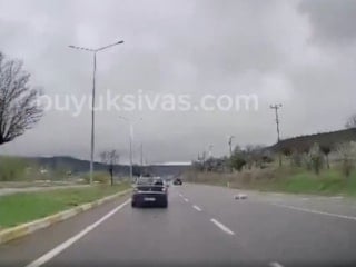 Aniden yola atlayan köpek, araca çarptı: Kıl payı kurtuldu