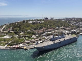 TCG Anadolu gemisi Sarayburnu'na demirledi