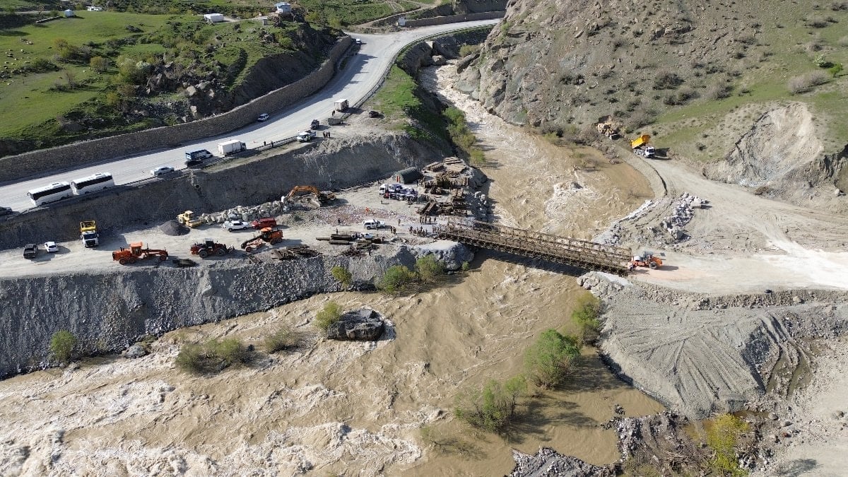TSK'nın Hakkari'de heyelan bölgesine kurduğu panel köprüden ilk araç geçişi yapıldı