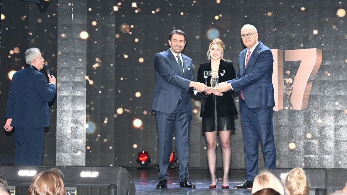Defne Kurt'a yılın sporcusu ödülü verildi