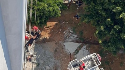 Mersin'de iskele düştü işçiler halatta asılı kaldı